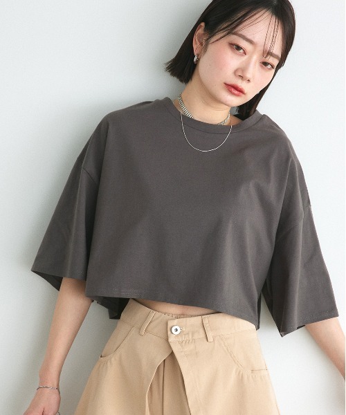 ad thie(アドティエ)の「ベーシック ショート丈 Tシャツ(Tシャツ/カットソー・レディース・ブラック×ホワイト/レッド/ミント/チャコール/オフホワイト/ナチュラル/ブルー/ライトブルー/ブラック/ブラウン・FREE)」の4枚目の写真