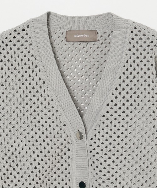 HELIOPOLE（エリオポール）の「EYELET KNIT V NECK CARDIGAN（カーディガン/ボレロ・レディース・グレー/ホワイト/ライトグリーン・38）」の6枚目の写真