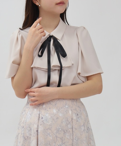 ASTORIA ODIER（アストリアオディール）の「とろみフリルボウタイ２ｗay半袖ブラウス(無地・ストライプ)（シャツ/ブラウス・レディース・ホワイト/グレイッシュブルー/ホワイト×ブルー/ピンクベージュ/その他/ブラウン/ワイン/ブラック/ブルーグリーン・SMALL/MEDIUM）」の7枚目の写真