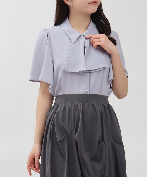 ASTORIA ODIER（アストリアオディール）の「とろみフリルボウタイ２ｗay半袖ブラウス(無地・ストライプ)（シャツ/ブラウス・レディース・ホワイト/グレイッシュブルー/ホワイト×ブルー/ピンクベージュ/その他/ブラウン/ワイン/ブラック/ブルーグリーン・SMALL/MEDIUM）」の6枚目の写真