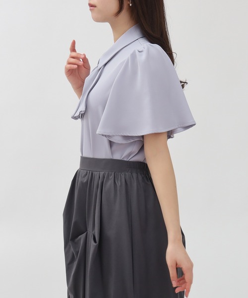 ASTORIA ODIER（アストリアオディール）の「とろみフリルボウタイ２ｗay半袖ブラウス(無地・ストライプ)（シャツ/ブラウス・レディース・ホワイト/グレイッシュブルー/ホワイト×ブルー/ピンクベージュ/その他/ブラウン/ワイン/ブラック/ブルーグリーン・SMALL/MEDIUM）」の19枚目の写真