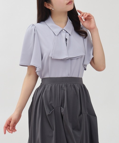 ASTORIA ODIER（アストリアオディール）の「とろみフリルボウタイ２ｗay半袖ブラウス(無地・ストライプ)（シャツ/ブラウス・レディース・ホワイト/グレイッシュブルー/ホワイト×ブルー/ピンクベージュ/その他/ブラウン/ワイン/ブラック/ブルーグリーン・SMALL/MEDIUM）」の18枚目の写真