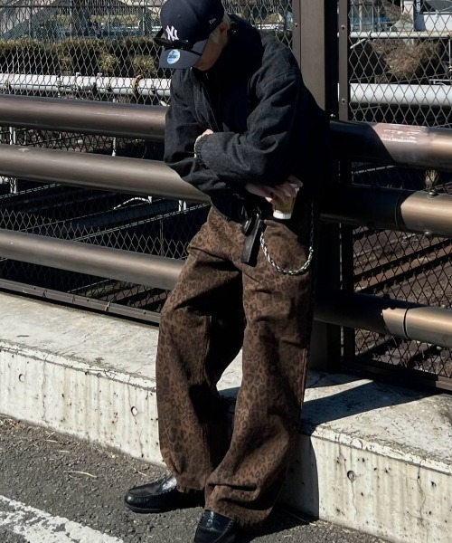 Chikashitsu +（チカシツプラス）の「【Chikashitsu +】leopard wide cotton pants (2color) / 【チカシツプラス】レオパードコットンワイドパンツデニムパンツ（デニムパンツ・メンズ・ブラウン/ベージュ・S/M/L）」の2枚目の写真