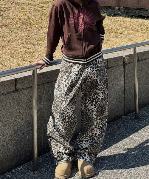 Chikashitsu +（チカシツプラス）の「【Chikashitsu +】leopard wide cotton pants (2color) / 【チカシツプラス】レオパードコットンワイドパンツデニムパンツ（デニムパンツ・メンズ・ブラウン/ベージュ・S/M/L）」の5枚目の写真