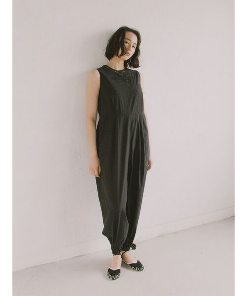 FIKA.（フィーカ）の「Cutwork embroidery overalls（つなぎ/オールインワン・レディース・ブラック/ブラウン・MEDIUM）」の3枚目の写真