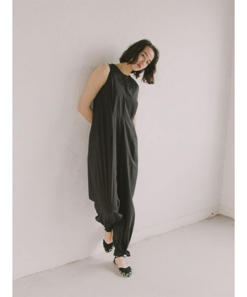 FIKA.（フィーカ）の「Cutwork embroidery overalls（つなぎ/オールインワン・レディース・ブラック/ブラウン・MEDIUM）」の4枚目の写真