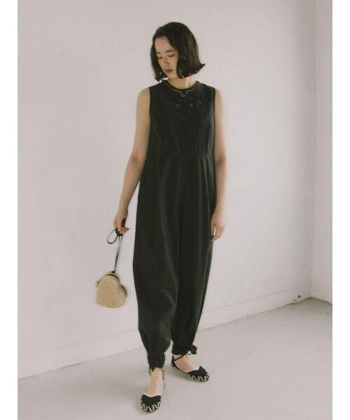 FIKA.（フィーカ）の「Cutwork embroidery overalls（つなぎ/オールインワン・レディース・ブラック/ブラウン・MEDIUM）」の5枚目の写真