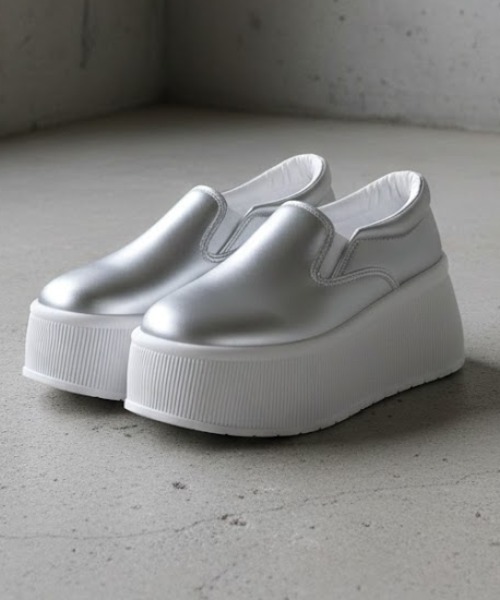 Dedes（デデス）の「+7.5cm 軽量厚底 ボリュームソールスリッポンスニーカー コートスニーカー（スリッポン・レディース・ブラック×ブラック/シルバー/ホワイト・36/37/38/39/40/41/42/43/44）」の3枚目の写真