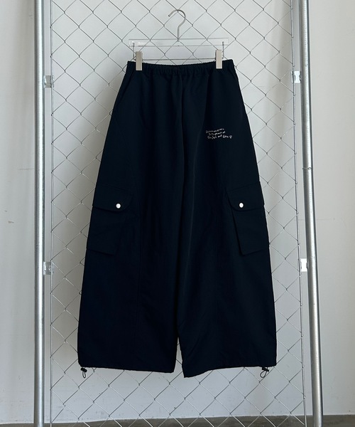 UNDERSTATEMENTs(アンダーステイトメント)の「【ユニセックス】ロゴ刺繍切替ナイロンカーゴパンツ(カーゴパンツ・メンズ・ブラック/ネイビー・SMALL/MEDIUM/LARGE)」の3枚目の写真
