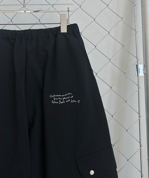 UNDERSTATEMENTs(アンダーステイトメント)の「【ユニセックス】ロゴ刺繍切替ナイロンカーゴパンツ(カーゴパンツ・メンズ・ブラック/ネイビー・SMALL/MEDIUM/LARGE)」の4枚目の写真