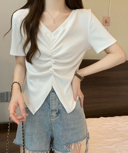 2ly2（トゥーリートゥー）の「くしゅっとギャザーで細見え◎フロント絞りTシャツ（Tシャツ/カットソー・レディース・ホワイト/ベージュ/ブラック・FREE）」の2枚目の写真