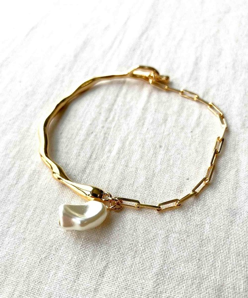 Q（キュー）の「バロックパールチェーンブレス（ブレスレット・レディース・シルバー/ゴールド・ONE SIZE）」の2枚目の写真