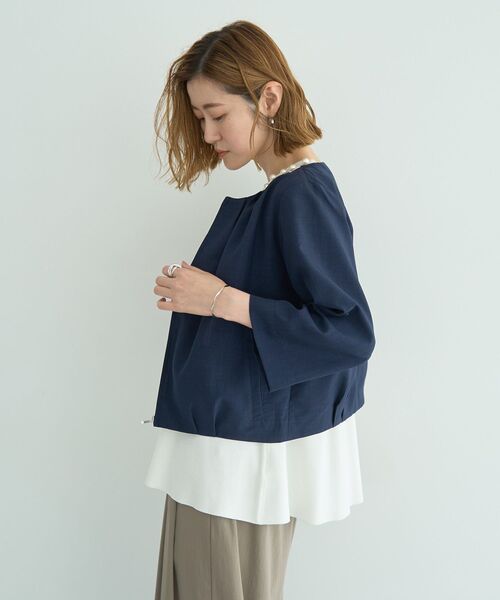 YECCA VECCA（イェッカヴェッカ）の「ノーカラータックブルゾン（ブルゾン・レディース・ネイビー/グレイッシュベージュ・FREE）」の6枚目の写真
