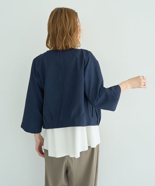 YECCA VECCA（イェッカヴェッカ）の「ノーカラータックブルゾン（ブルゾン・レディース・ネイビー/グレイッシュベージュ・FREE）」の7枚目の写真