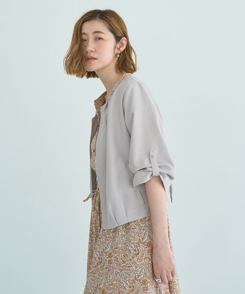 YECCA VECCA（イェッカヴェッカ）の「ノーカラータックブルゾン（ブルゾン・レディース・ネイビー/グレイッシュベージュ・FREE）」の10枚目の写真