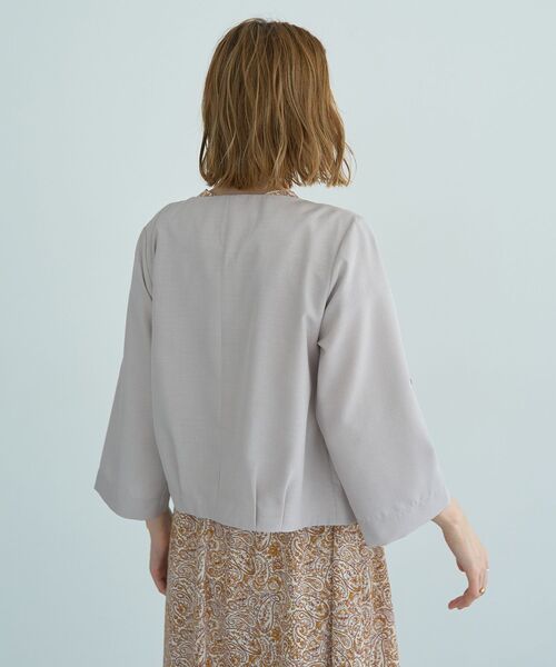 YECCA VECCA（イェッカヴェッカ）の「ノーカラータックブルゾン（ブルゾン・レディース・ネイビー/グレイッシュベージュ・FREE）」の11枚目の写真