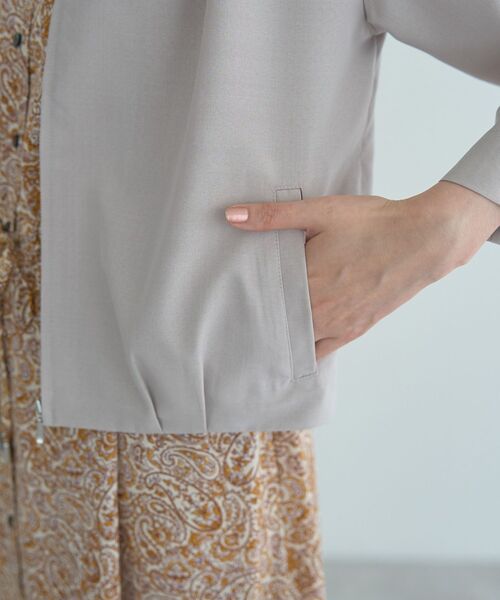 YECCA VECCA（イェッカヴェッカ）の「ノーカラータックブルゾン（ブルゾン・レディース・ネイビー/グレイッシュベージュ・FREE）」の13枚目の写真