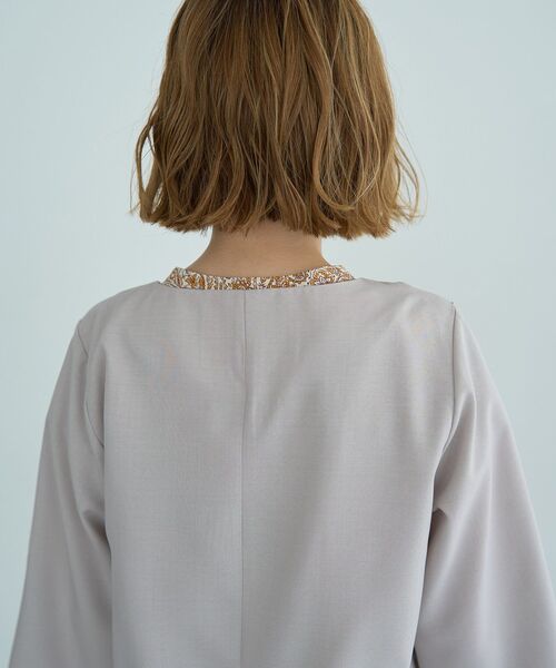 YECCA VECCA（イェッカヴェッカ）の「ノーカラータックブルゾン（ブルゾン・レディース・ネイビー/グレイッシュベージュ・FREE）」の16枚目の写真