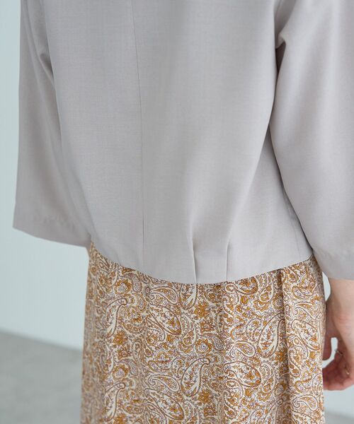 YECCA VECCA（イェッカヴェッカ）の「ノーカラータックブルゾン（ブルゾン・レディース・ネイビー/グレイッシュベージュ・FREE）」の17枚目の写真