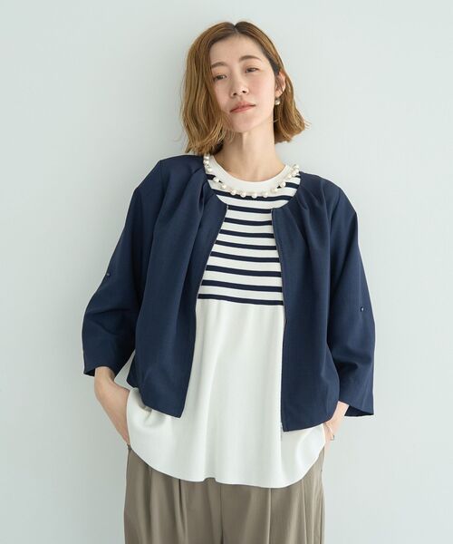 YECCA VECCA（イェッカヴェッカ）の「ノーカラータックブルゾン（ブルゾン・レディース・ネイビー/グレイッシュベージュ・FREE）」の2枚目の写真