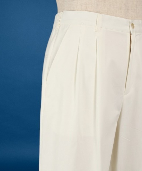 unrelaxing(アンリラクシング)の「ワイドバルーンタックチノパンツ(チノパンツ・メンズ・オフホワイト・マルチサイズ)」の3枚目の写真