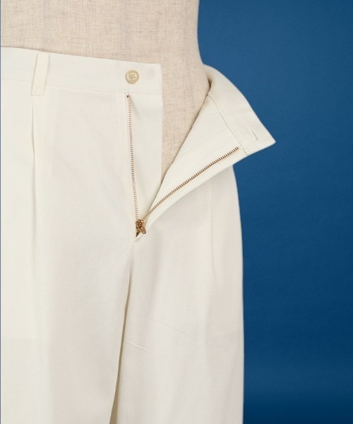 unrelaxing(アンリラクシング)の「ワイドバルーンタックチノパンツ(チノパンツ・メンズ・オフホワイト・マルチサイズ)」の4枚目の写真