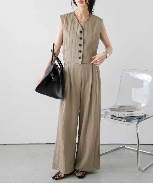 AMELY(エミリー)の「ショート丈ベスト+ワイドタックパンツ(セットアップ・レディース・ベージュ系その他/ネイビー/ベージュ・M/L)」の1枚目の写真