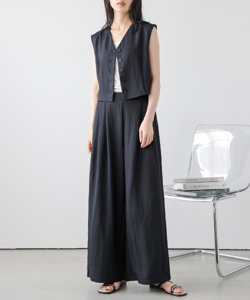 AMELY(エミリー)の「ショート丈ベスト+ワイドタックパンツ(セットアップ・レディース・ベージュ系その他/ネイビー/ベージュ・M/L)」の3枚目の写真