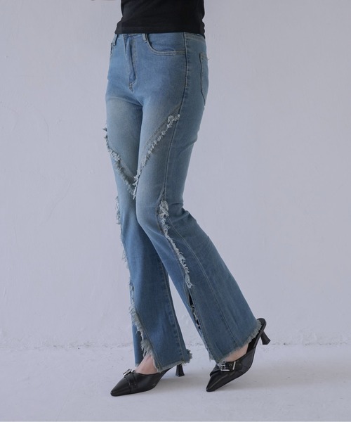 Uenui(ウニュイ)の「【 cunii 】 カットオフスリット フレアデニムパンツ(デニムパンツ・レディース・ブルー/ブラック・FREE)」の2枚目の写真