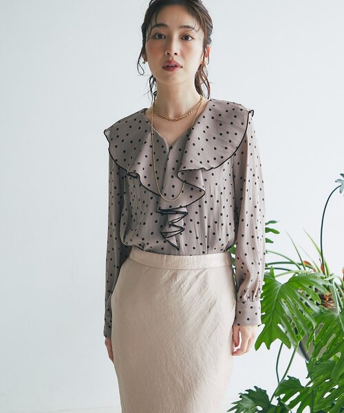 La boutique BonBon(ラブティックボンボン)の「【全骨格美人見え】ドットラッフルブラウス(シャツ/ブラウス・レディース・グレイッシュベージュ/グレー系その他・FREE)」の3枚目の写真