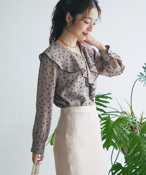 La boutique BonBon(ラブティックボンボン)の「【全骨格美人見え】ドットラッフルブラウス(シャツ/ブラウス・レディース・グレイッシュベージュ/グレー系その他・FREE)」の4枚目の写真