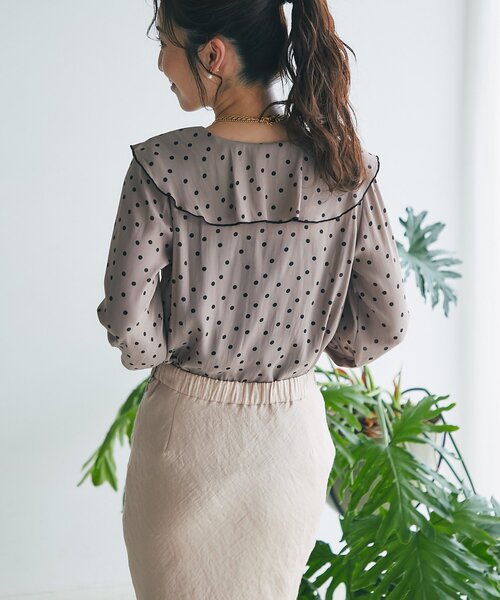 La boutique BonBon(ラブティックボンボン)の「【全骨格美人見え】ドットラッフルブラウス(シャツ/ブラウス・レディース・グレイッシュベージュ/グレー系その他・FREE)」の5枚目の写真