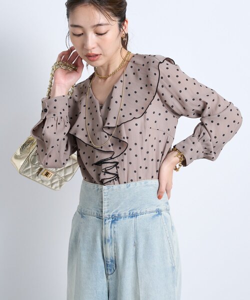 La boutique BonBon(ラブティックボンボン)の「【全骨格美人見え】ドットラッフルブラウス(シャツ/ブラウス・レディース・グレイッシュベージュ/グレー系その他・FREE)」の9枚目の写真