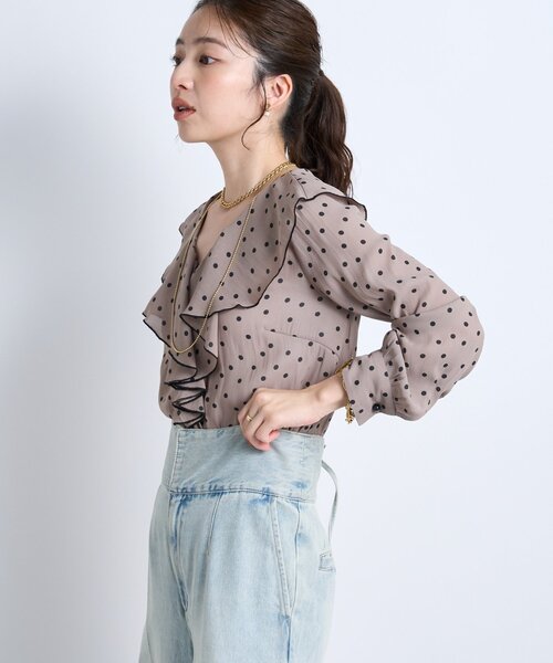 La boutique BonBon(ラブティックボンボン)の「【全骨格美人見え】ドットラッフルブラウス(シャツ/ブラウス・レディース・グレイッシュベージュ/グレー系その他・FREE)」の10枚目の写真