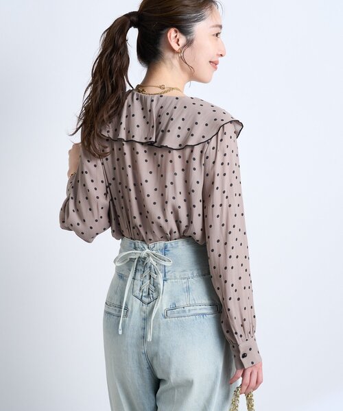 La boutique BonBon(ラブティックボンボン)の「【全骨格美人見え】ドットラッフルブラウス(シャツ/ブラウス・レディース・グレイッシュベージュ/グレー系その他・FREE)」の11枚目の写真