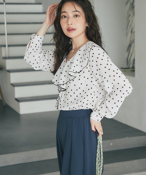 La boutique BonBon(ラブティックボンボン)の「【全骨格美人見え】ドットラッフルブラウス(シャツ/ブラウス・レディース・グレイッシュベージュ/グレー系その他・FREE)」の18枚目の写真