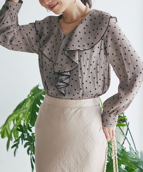 La boutique BonBon(ラブティックボンボン)の「【全骨格美人見え】ドットラッフルブラウス(シャツ/ブラウス・レディース・グレイッシュベージュ/グレー系その他・FREE)」の1枚目の写真