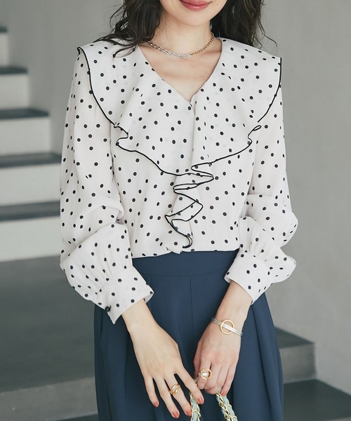 La boutique BonBon(ラブティックボンボン)の「【全骨格美人見え】ドットラッフルブラウス(シャツ/ブラウス・レディース・グレイッシュベージュ/グレー系その他・FREE)」の2枚目の写真