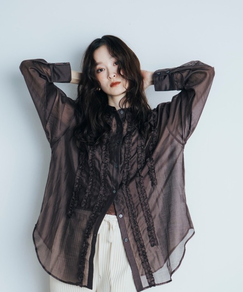 Shelly island（シェリーアイランド）の「フリルシアースタンドカラーシャツ（シャツ/ブラウス・レディース・ホワイト/ブラウン/ライトブルー・FREE）」の2枚目の写真