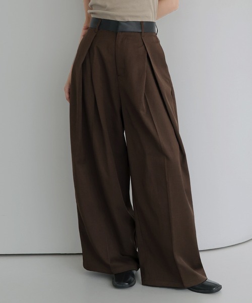 hellam(へラム)の「ウエストレザータックパンツ(スラックス・レディース・ブラック/ベージュ/ブラウン/カーキ/チャコール・FREE)」の3枚目の写真
