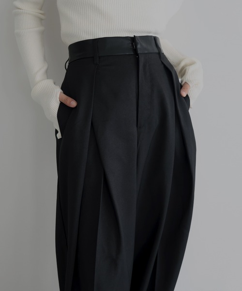 hellam(へラム)の「ウエストレザータックパンツ(スラックス・レディース・ブラック/ベージュ/ブラウン/カーキ/チャコール・FREE)」の2枚目の写真