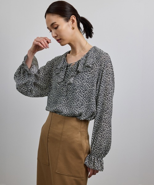 ROPE'(ロペ)の「【洗える】ラッフルVネックブラウス(ジャガード/リーフプリント)【WEB・一部店舗限定】(シャツ/ブラウス・レディース・ネイビー/ブラック/オフホワイト・FREE)」の3枚目の写真