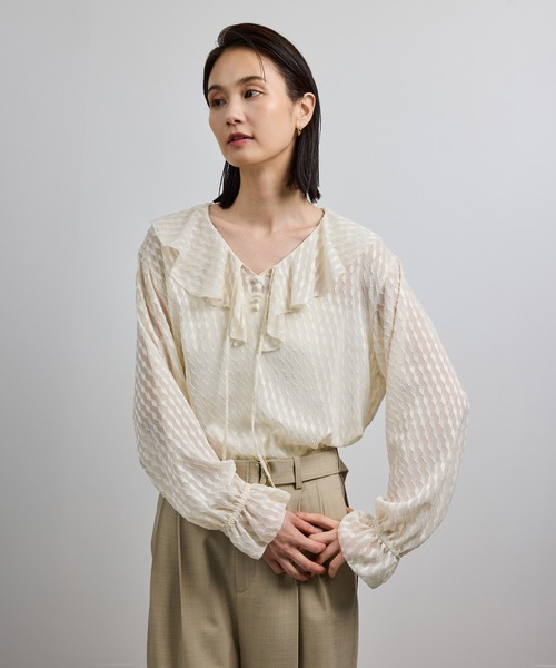 ROPE'(ロペ)の「【洗える】ラッフルVネックブラウス(ジャガード/リーフプリント)【WEB・一部店舗限定】(シャツ/ブラウス・レディース・ネイビー/ブラック/オフホワイト・FREE)」の1枚目の写真