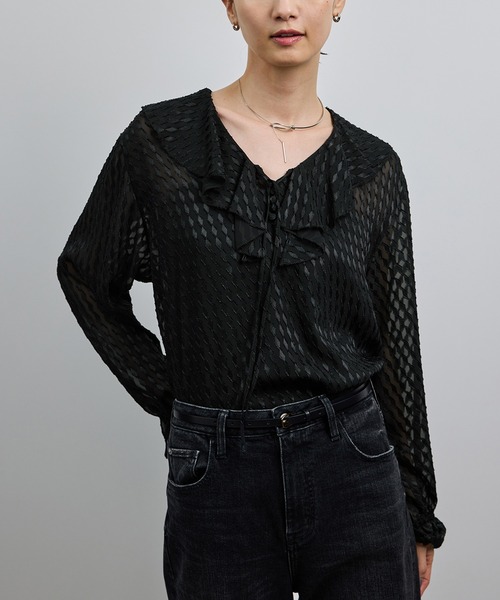 ROPE'(ロペ)の「【洗える】ラッフルVネックブラウス(ジャガード/リーフプリント)【WEB・一部店舗限定】(シャツ/ブラウス・レディース・ネイビー/ブラック/オフホワイト・FREE)」の2枚目の写真