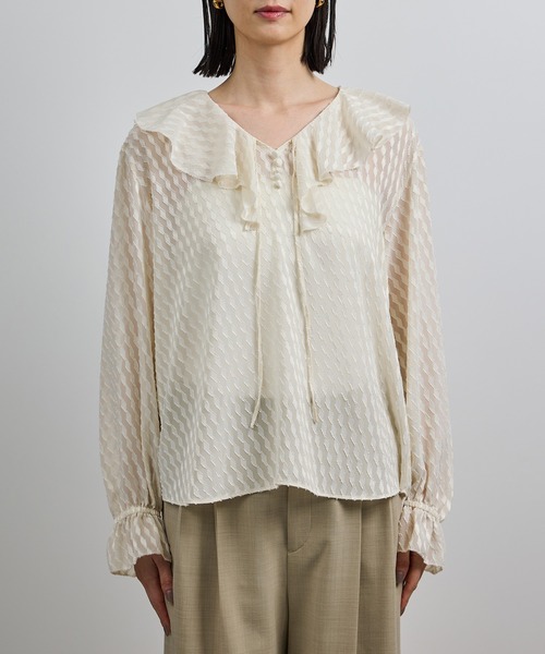 ROPE'(ロペ)の「【洗える】ラッフルVネックブラウス(ジャガード/リーフプリント)【WEB・一部店舗限定】(シャツ/ブラウス・レディース・ネイビー/ブラック/オフホワイト・FREE)」の6枚目の写真