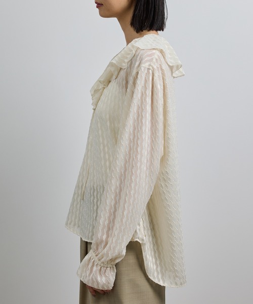 ROPE'(ロペ)の「【洗える】ラッフルVネックブラウス(ジャガード/リーフプリント)【WEB・一部店舗限定】(シャツ/ブラウス・レディース・ネイビー/ブラック/オフホワイト・FREE)」の7枚目の写真