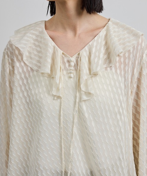 ROPE'(ロペ)の「【洗える】ラッフルVネックブラウス(ジャガード/リーフプリント)【WEB・一部店舗限定】(シャツ/ブラウス・レディース・ネイビー/ブラック/オフホワイト・FREE)」の9枚目の写真