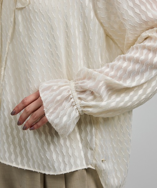 ROPE'(ロペ)の「【洗える】ラッフルVネックブラウス(ジャガード/リーフプリント)【WEB・一部店舗限定】(シャツ/ブラウス・レディース・ネイビー/ブラック/オフホワイト・FREE)」の10枚目の写真