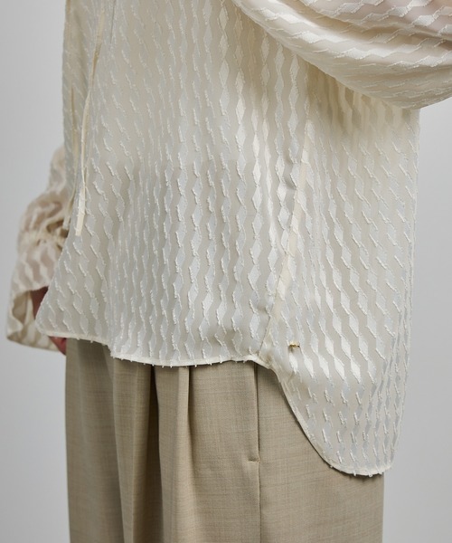 ROPE'(ロペ)の「【洗える】ラッフルVネックブラウス(ジャガード/リーフプリント)【WEB・一部店舗限定】(シャツ/ブラウス・レディース・ネイビー/ブラック/オフホワイト・FREE)」の11枚目の写真