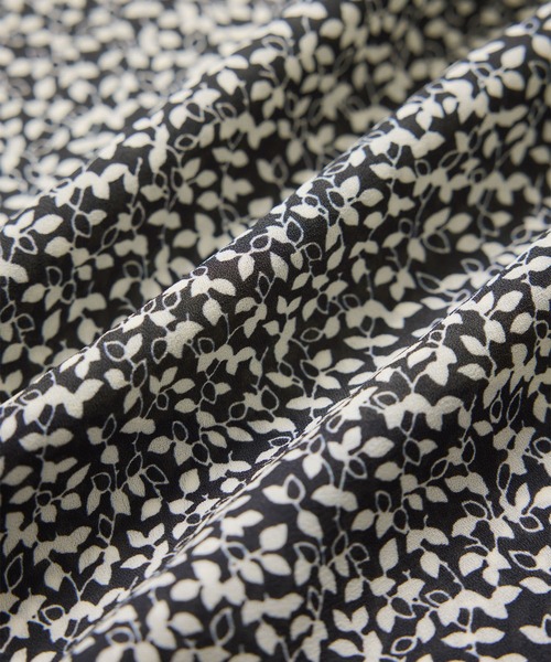 ROPE'(ロペ)の「【洗える】ラッフルVネックブラウス(ジャガード/リーフプリント)【WEB・一部店舗限定】(シャツ/ブラウス・レディース・ネイビー/ブラック/オフホワイト・FREE)」の14枚目の写真